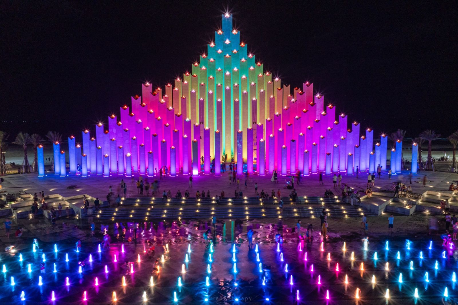 Quảng trường Tam Thắng rực rỡ ánh sáng về đêm