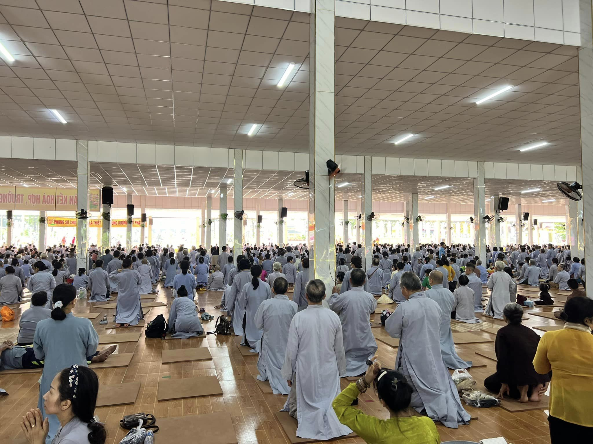 Các Phật tử tu học tại chùa ABuddhists practicing at the pagoda