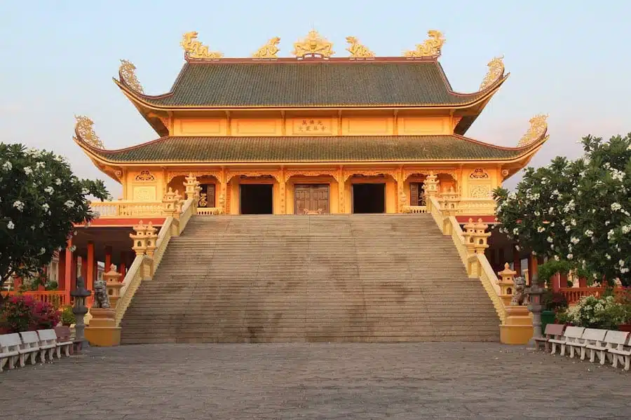 The exterior space of the main hall at Dai Tong Lam Pagoda in Vung Tau