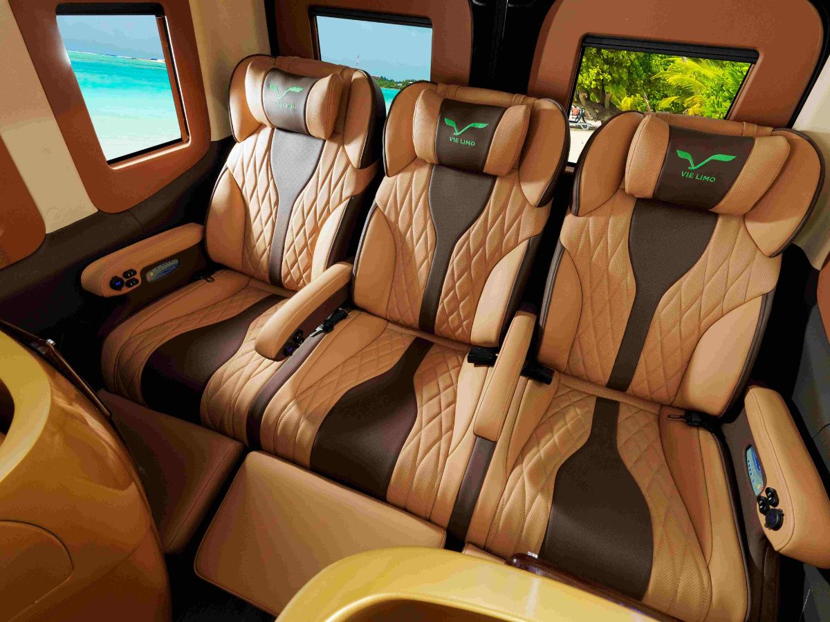 Xe Limousine hiện đại phục vụ du khách đi từ Sài Gòn đến Hồ Tràm.