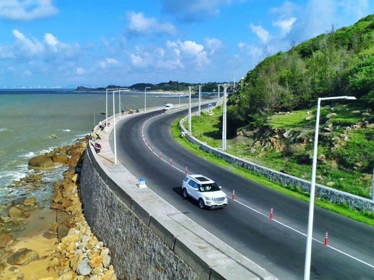 Du khách có thể thuê xe máy hoặc ô tô để di chuyển trong khu vực Xuyên Mộc Vũng Tàu