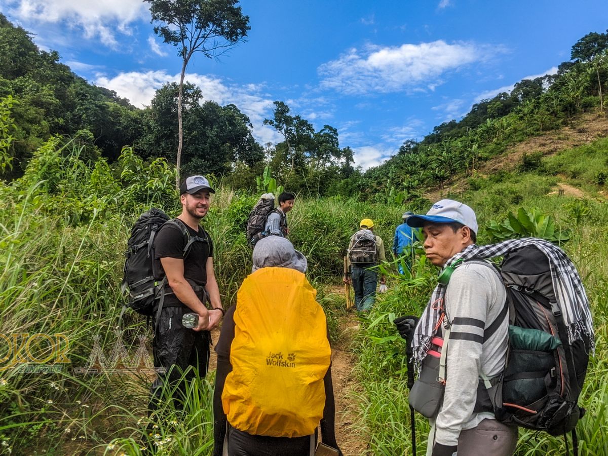 Du khách đi trekking núi Tóc Tiên nên chuẩn bị giày bám, gậy leo núi và đi theo đoàn.
