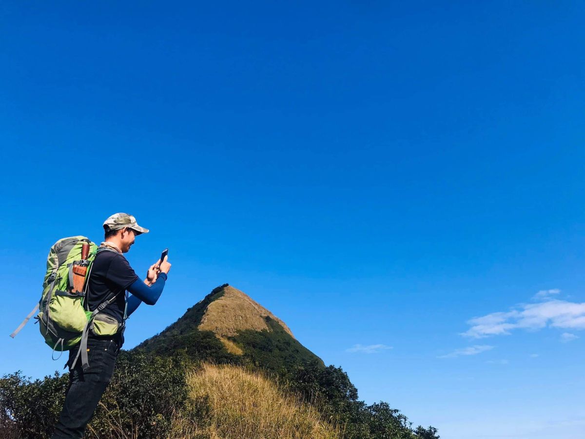 Du khách trekking đỉnh núi Nứa Long Sơn Vũng Tàu.