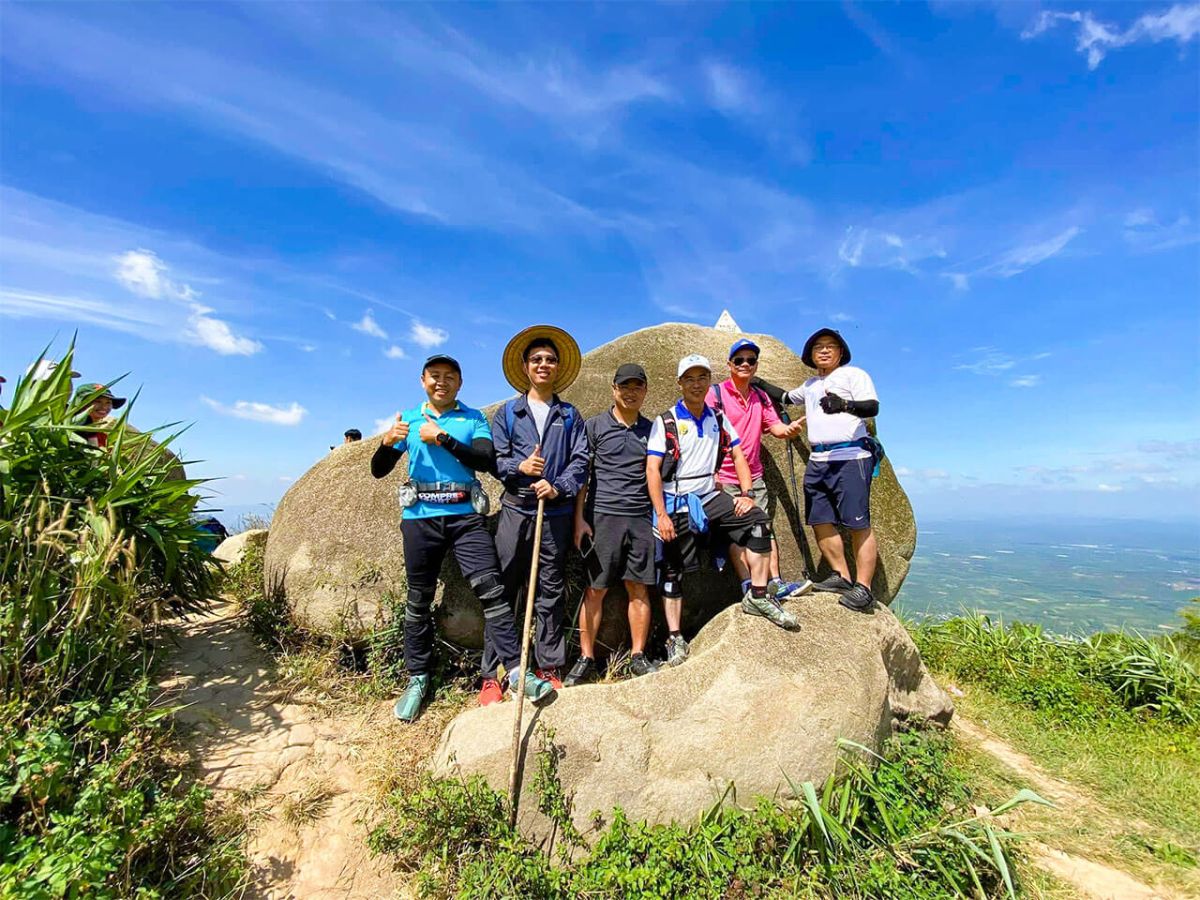 Trekking núi Chân Tiên là lựa chọn được nhiều bạn trẻ yêu thích.