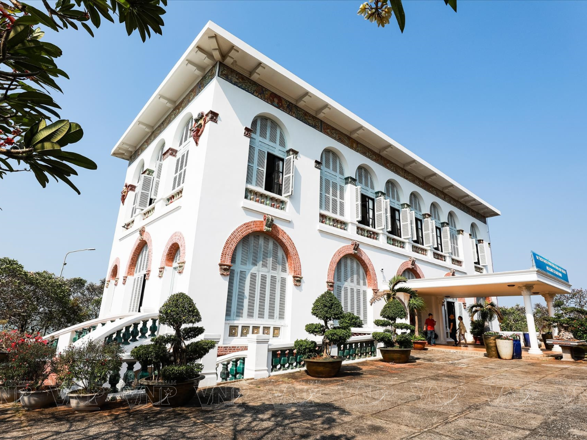 Bạch Dinh là điểm đến phù hợp với du khách yêu thích kiến trúc lịch sử. (Nguồn: Sưu tầm)