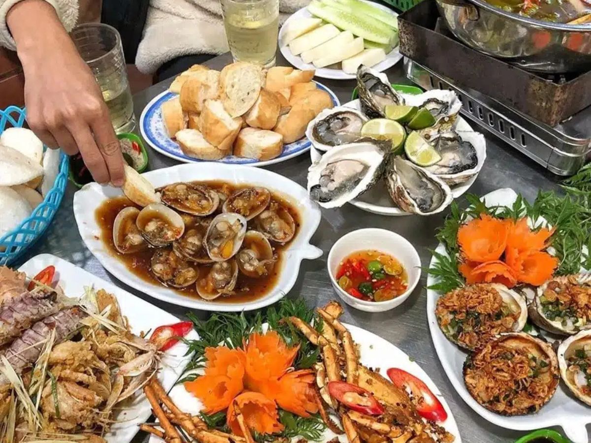Hải sản tươi mối ngày ở các quán ven biển Chí Linh. (Nguồn: Sưu tầm)
