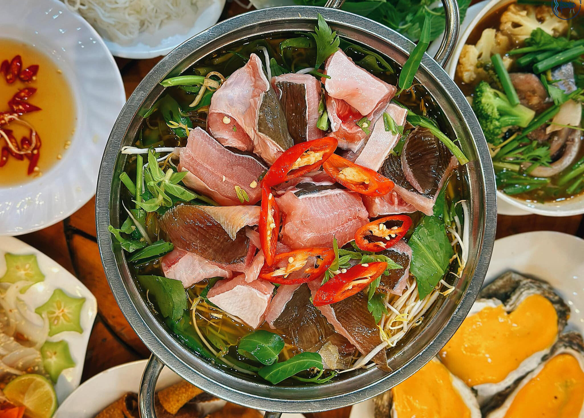 Lẩu cá đuối chua thanh, phù hợp bữa ăn sau tắm biển. (Nguồn: Sưu tầm)