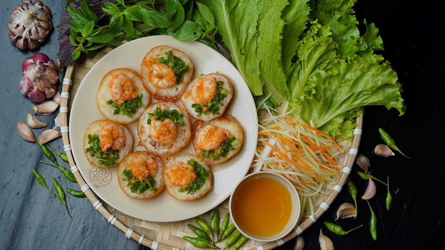 Bánh khọt giòn rụm – món ăn đặc trưng của phố biển. (Nguồn: Sưu tầm)