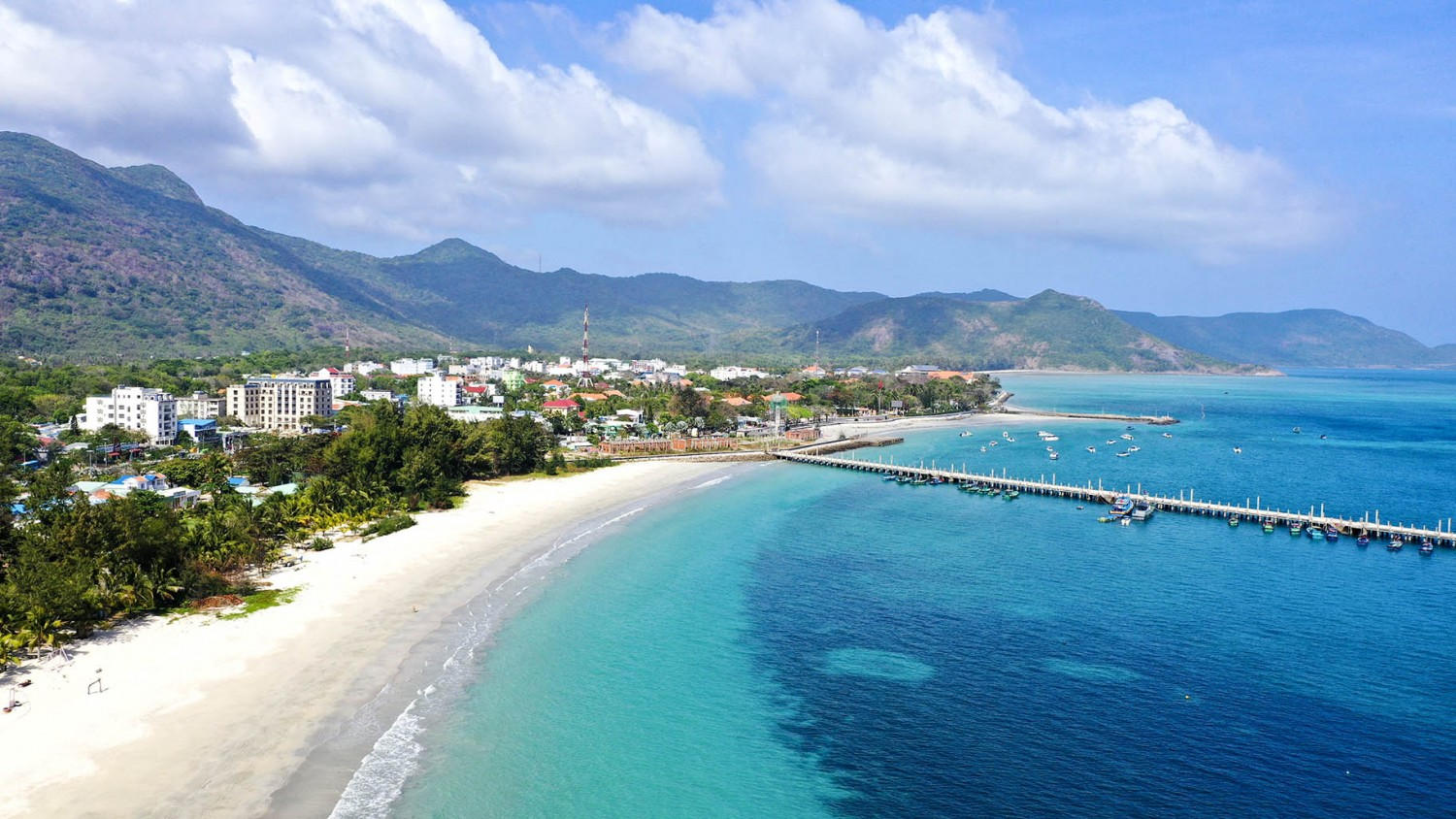 Kiểm tra kỹ lịch trình và dịch vụ trước khi đặt tour. (Nguồn: Sưu tầm)