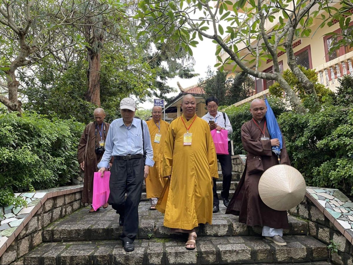 Du khách cần tuân thủ các quy tắc hành xử trang nghiêm, trang phục nhã nhặn tại Thiền Viện. (Nguồn: Sưu tầm)