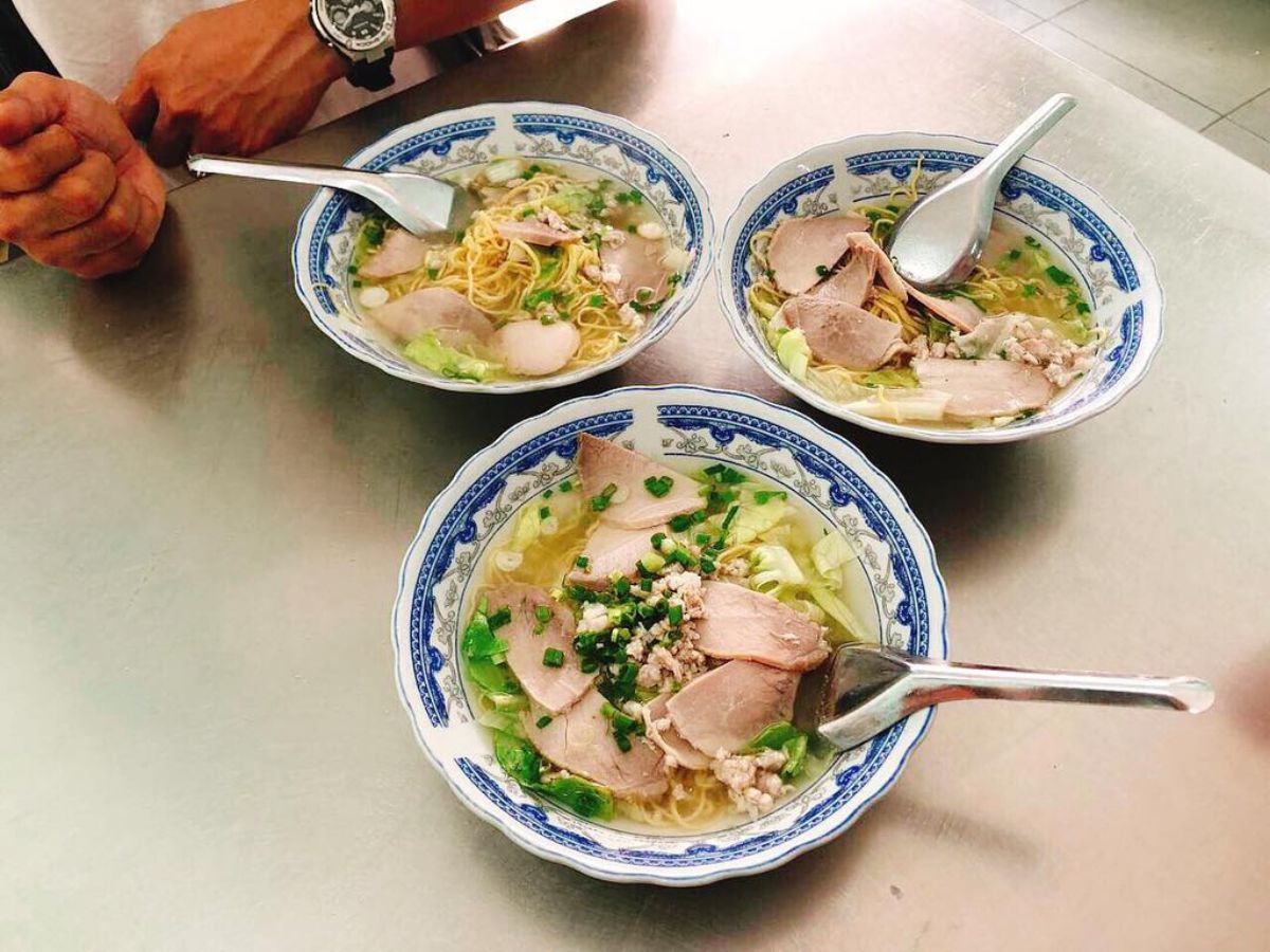 Du khách nên đến sớm để có chỗ ngồi hoặc mua mỳ thảy mang về. (Nguồn: Sưu tầm)