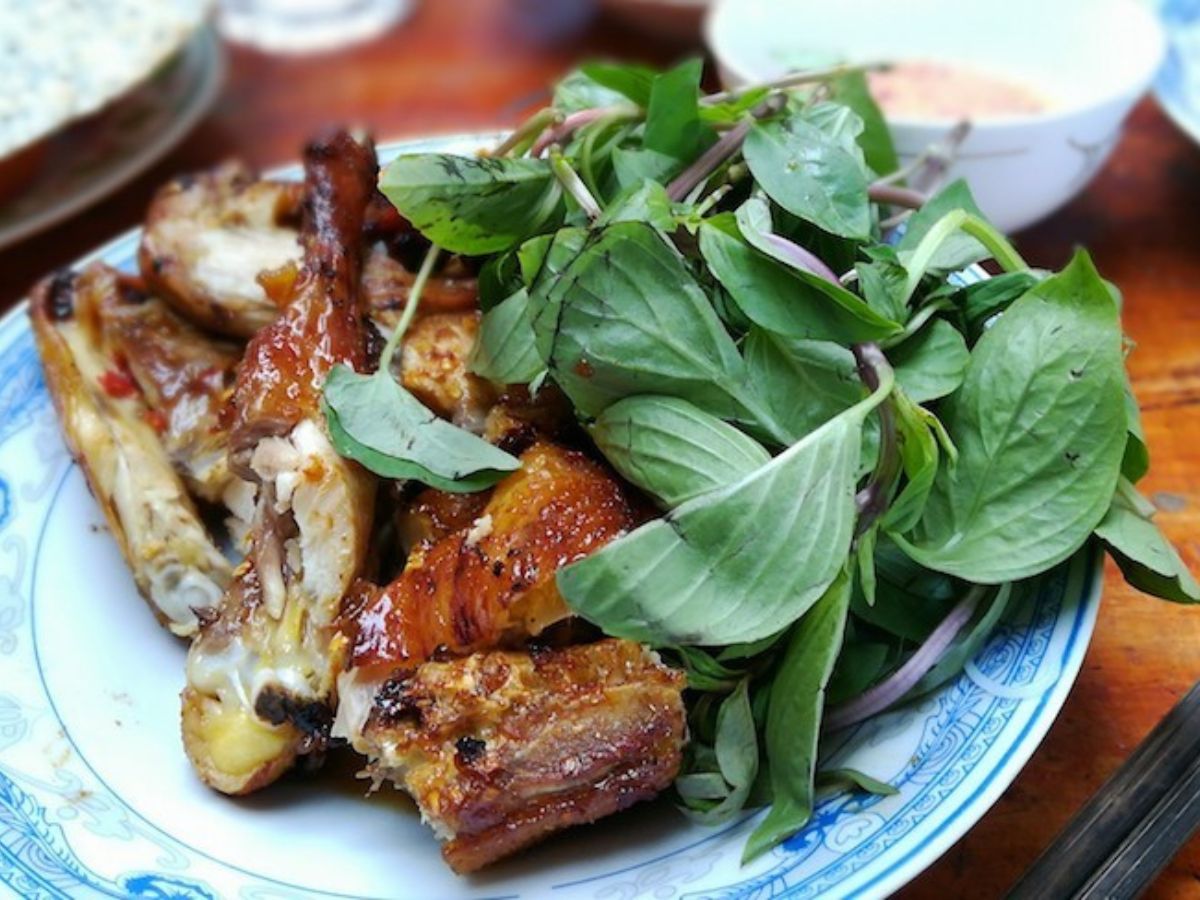Món gà nướng Bưng Riềng ăn cùng rau rừng và xôi nếp. (Nguồn: Sưu tầm)