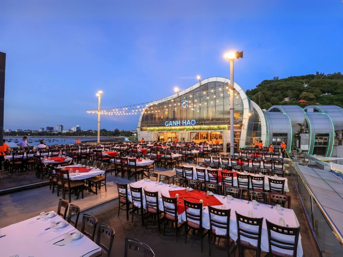 Nhà hàng với view biển sang trọng và hải sản tươi ngon Nhà hàng với view biển sang trọng và hải sản tươi ngon
