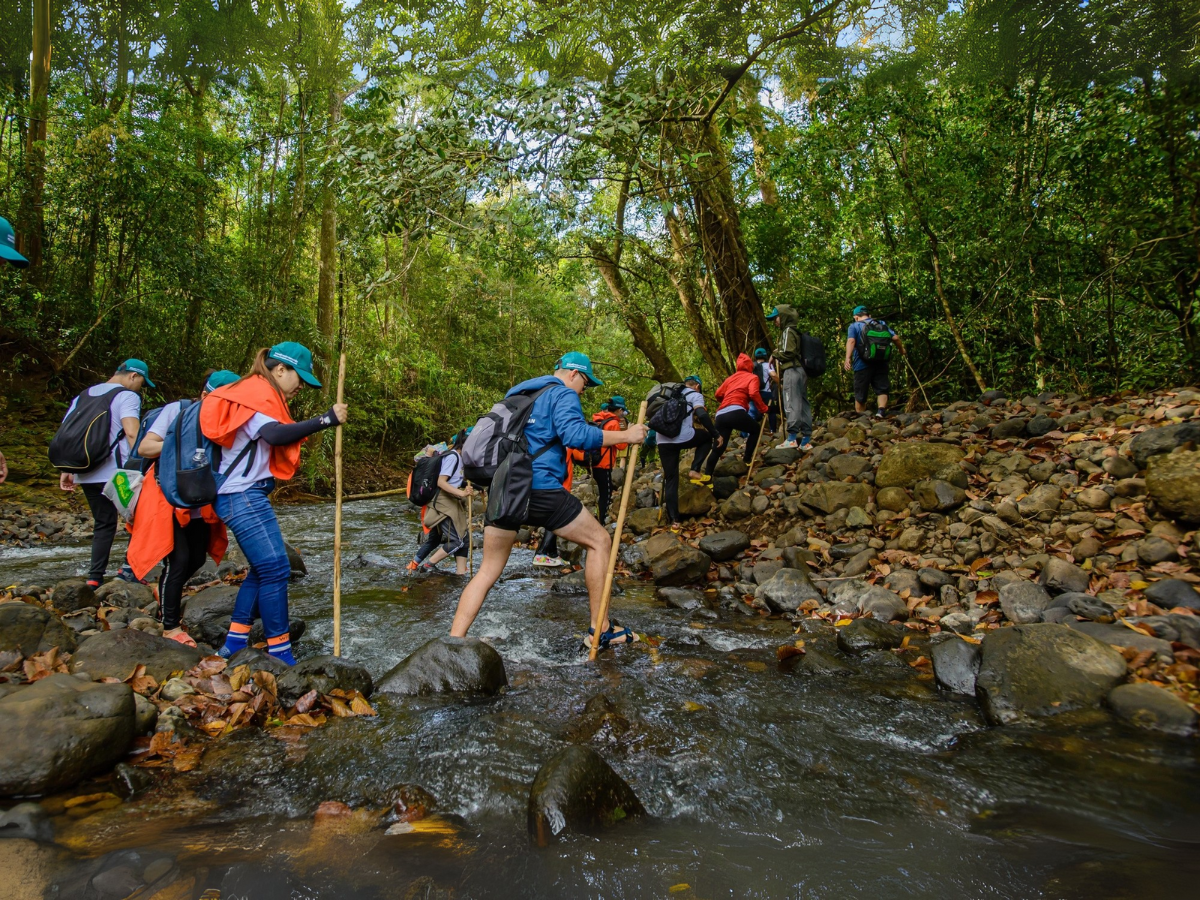 Chuẩn bị hành trang cẩn thận đảm bảo an toàn và sức khỏe bản thân.