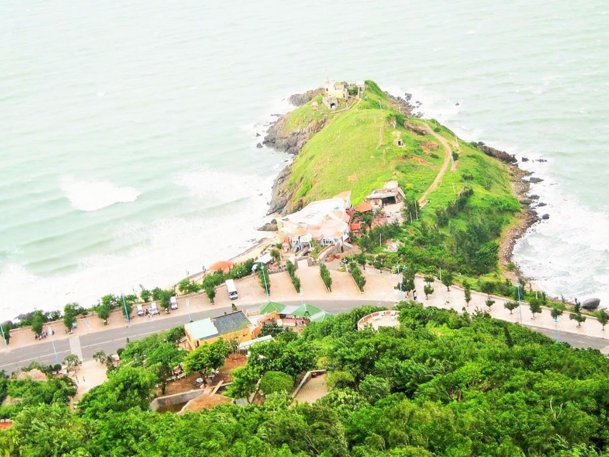 Nhìn từ xa Mũi Nghinh Phong như con rùa biển khổng lồ vươn ra đại dương.