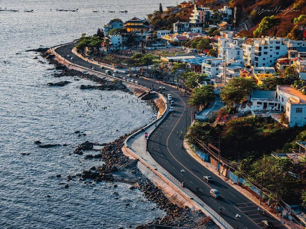 Để đến được Mũi Nghinh Phong du khách chỉ cần đi dọc theo con đường Hạ Long