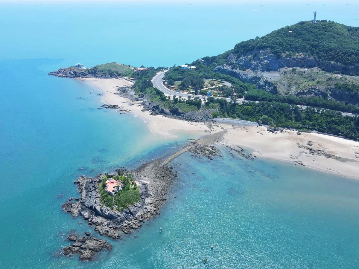 Bãi Dứa bắt nguồn từ việc nơi đây từng có rất nhiều dứa dại mọc ven biển