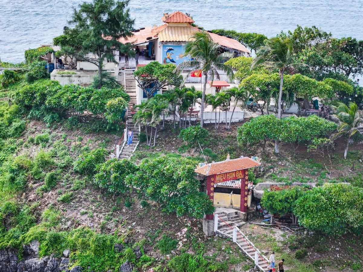 Miếu Bà nằm ở trung tâm Hòn Bà, nhỏ nhắn nhưng trang nghiêm mang đậm nét cổ kính Miếu Bà nằm ở trung tâm Hòn Bà, nhỏ nhắn nhưng trang nghiêm mang đậm nét cổ kính