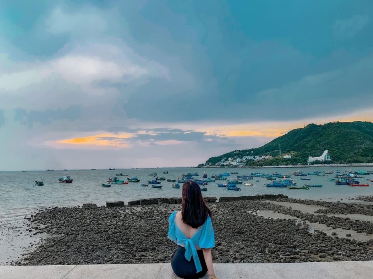 Thư giãn tại Bãi Trước bằng cách tắm biển và đi dạo hoặc ngắm hoàng hôn lãng mạn Thư giãn tại Bãi Trước bằng cách tắm biển và đi dạo hoặc ngắm hoàng hôn lãng mạn