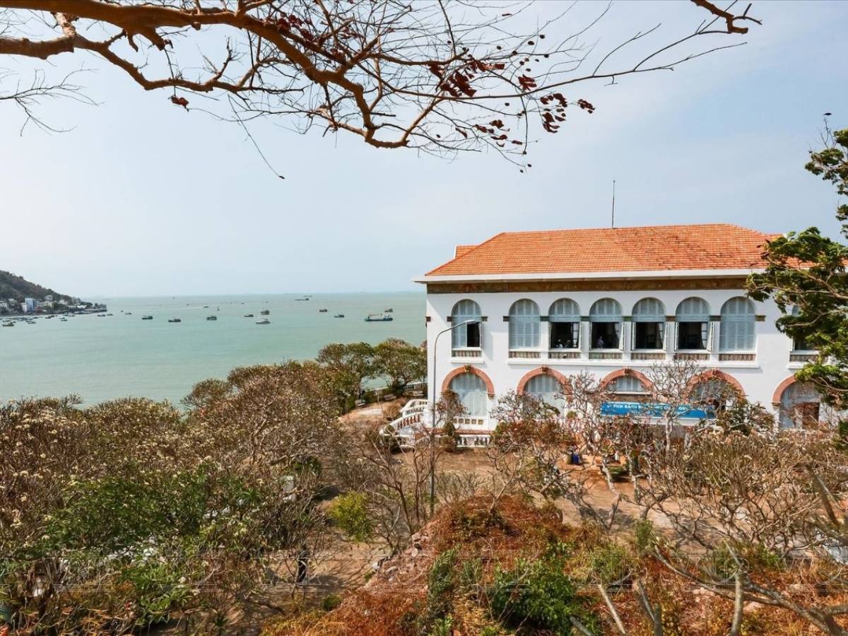 Bạch Dinh ở độ cao gần 27 m so với mực nước biển với thế tựa núi và hướng biển Bạch Dinh ở độ cao gần 27 m so với mực nước biển với thế tựa núi và hướng biển