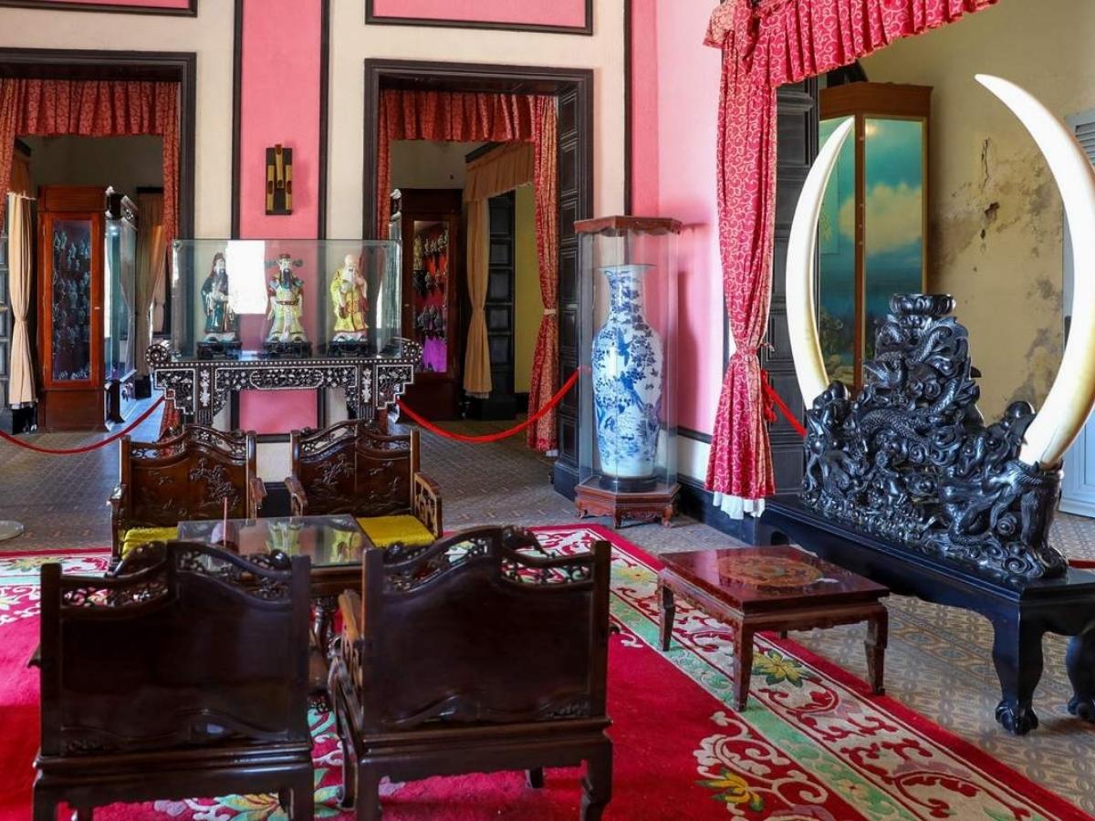 Tầng trệt được bố trí thành không gian trưng bày các hiện vật quý giá, mỗi món đồ đều là một phần của câu chuyện lịch sử. Tầng trệt được bố trí thành không gian trưng bày các hiện vật quý giá, mỗi món đồ đều là một phần của câu chuyện lịch sử.