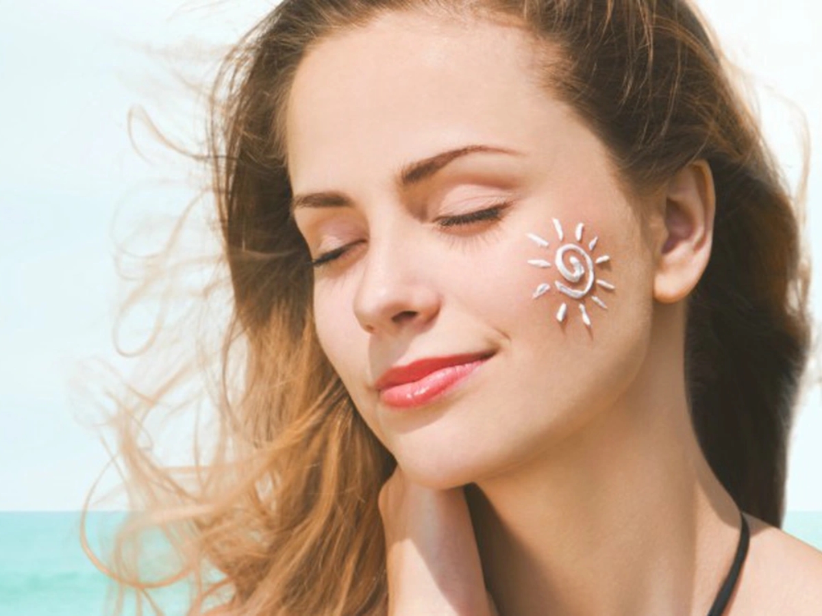 Thoa kem chống nắng để bảo vệ da khỏi tác động của ánh nắng mặt trờ