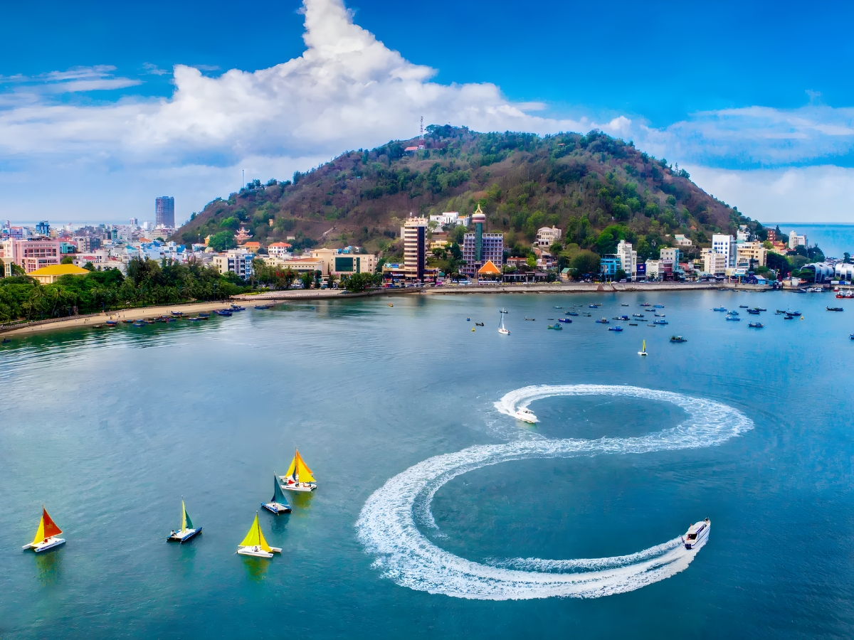 Vùng biển Vũng Tàu xinh đẹp, năng động, thu hút khách du lịch