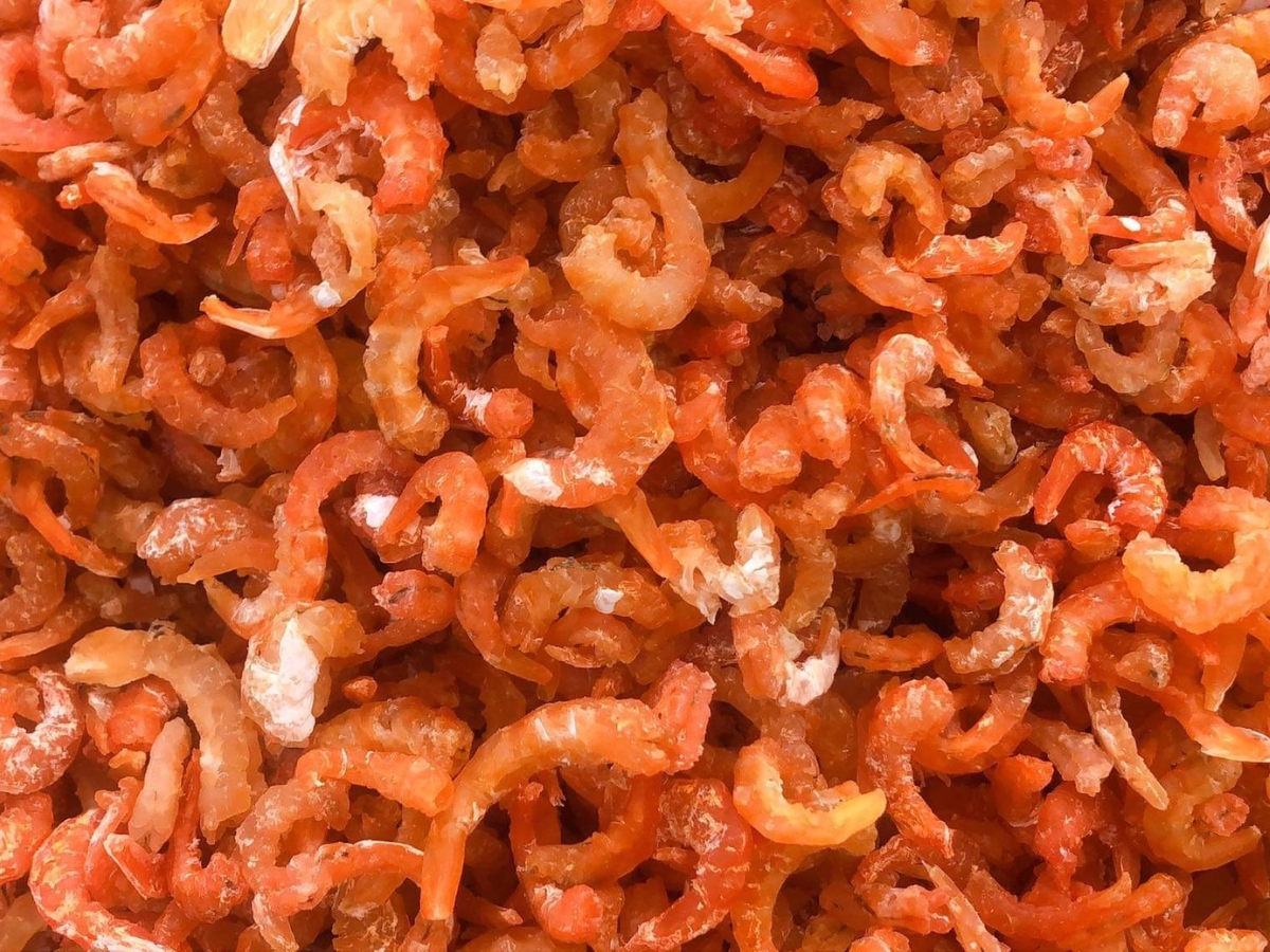 Tôm khô màu đỏ tươi, vẫn giữ được độ dai, giòn và vị ngọt tự nhiê Tôm khô màu đỏ tươi, vẫn giữ được độ dai, giòn và vị ngọt tự nhiê