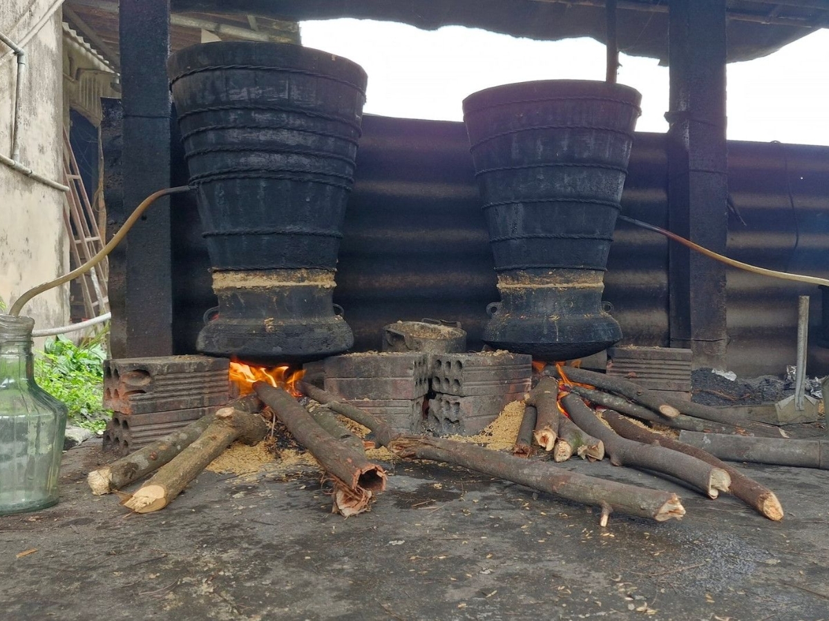 Rượu đế Vũng Tàu được nấu theo phương pháp thủ công do ông cha truyền lại Rượu đế Vũng Tàu được nấu theo phương pháp thủ công do ông cha truyền lại