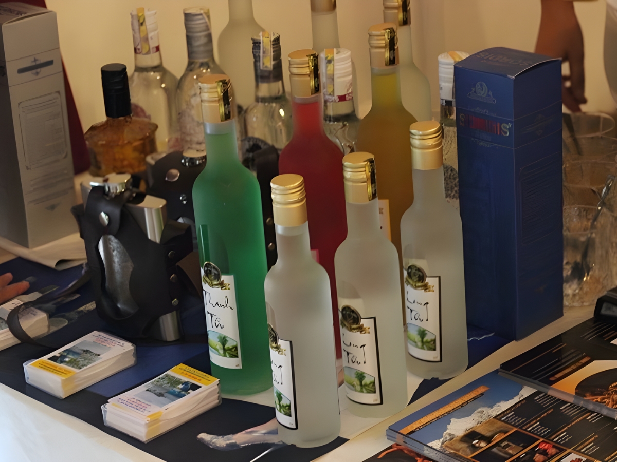 Rượu đế Hòa Long được nhiều người yêu thích và đánh giá cao Rượu đế Hòa Long được nhiều người yêu thích và đánh giá cao