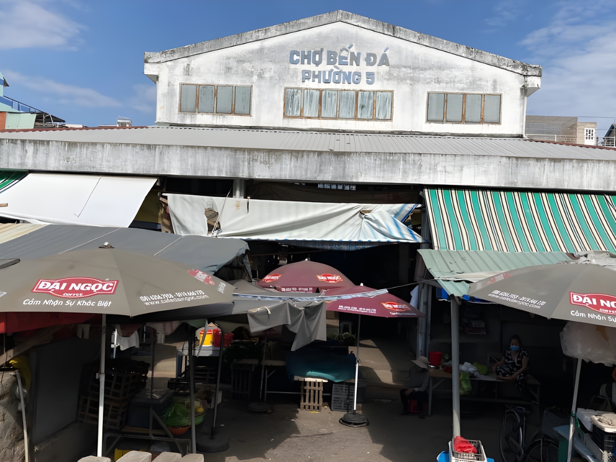 Chợ Bến Đá nằm ở vị trí thuận lợi nên người dân và du khách có thể dễ dàng di chuyển tới chợ