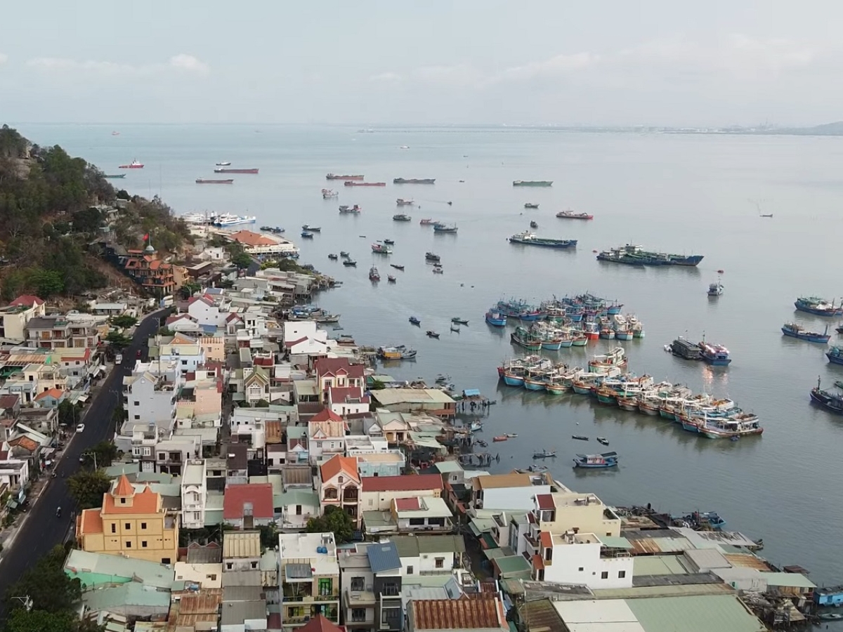 Du khách có thể tham quan các địa điểm du lịch lân cận khi đến chợ Bến Đá