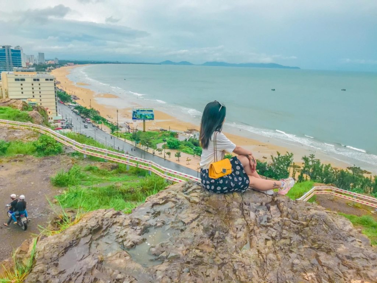 Du khách có thể ngắm toàn cảnh Bãi Sau từ đồi Con Heo Du khách có thể ngắm toàn cảnh Bãi Sau từ đồi Con Heo