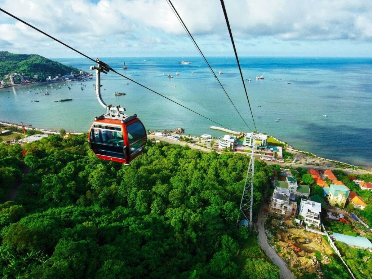 Cáp treo Hồ Mây Park với tầm nhìn view biển và núi từ trong cabin