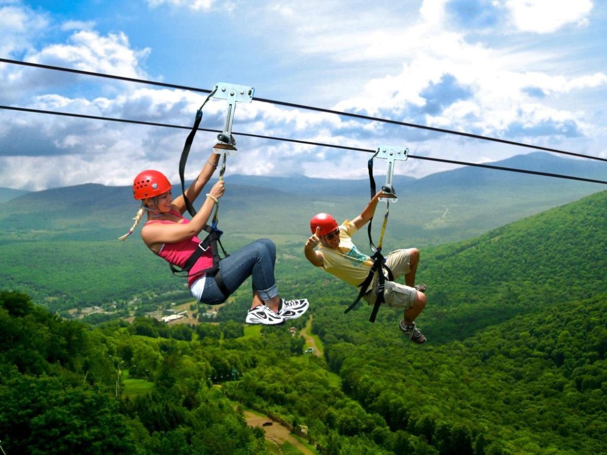 Du khách trải nghiệm zipline tại khu du lịch Hồ Mây