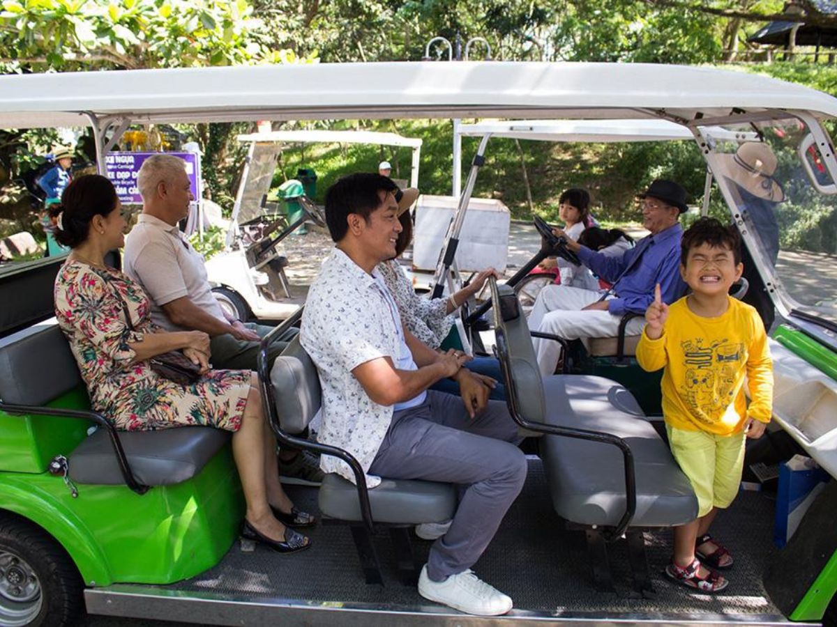 Di chuyển bằng xe điện trong khu du lịch Hồ Mây Vũng Tàu