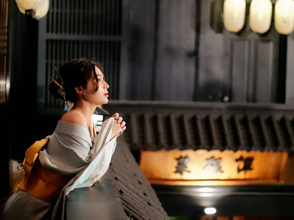 Du khách tham giải giá của Lens Studio và đặt lịch để có buổi chụp hình ưng ý.