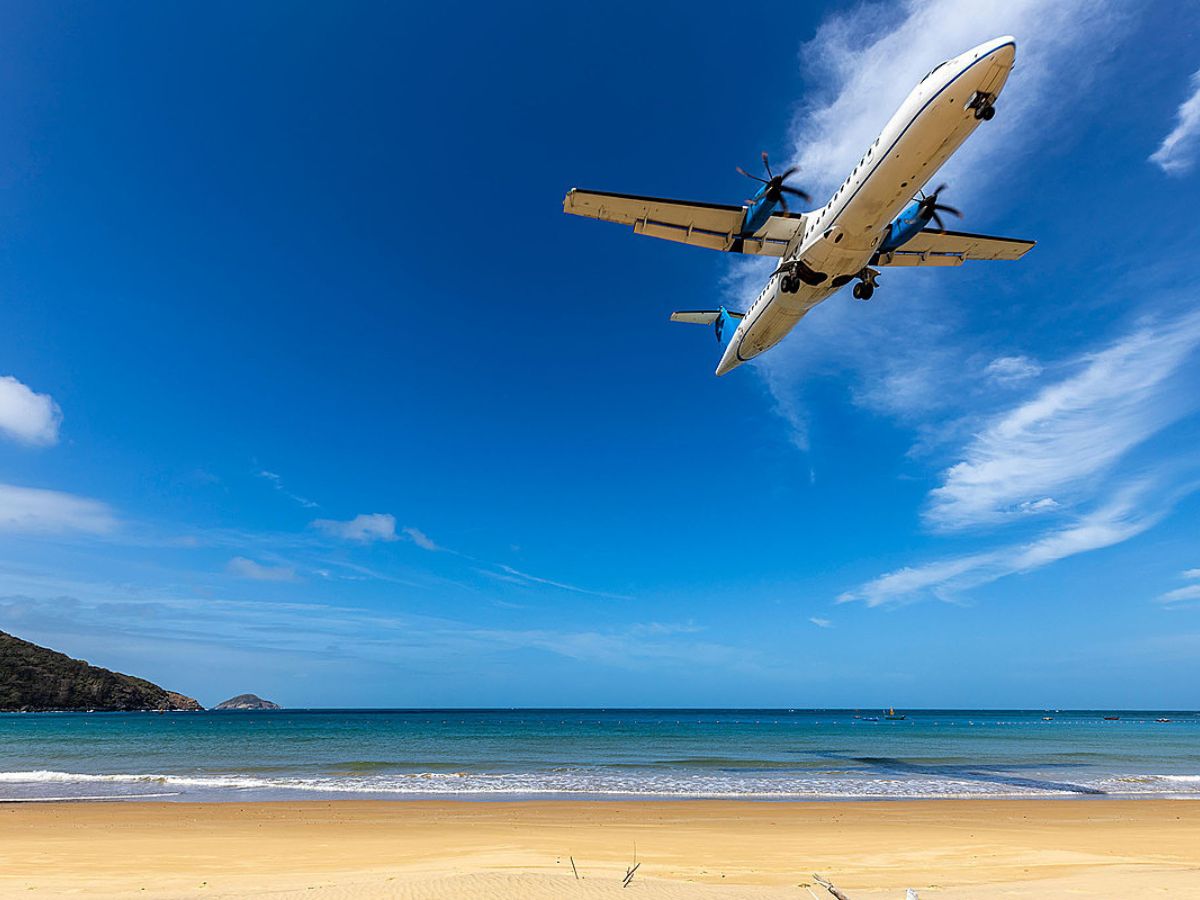Du khách có thể lựa chọn di chuyển bằng máy bay từ TP.HCM đi Côn Đảo chỉ trong 45 phút.