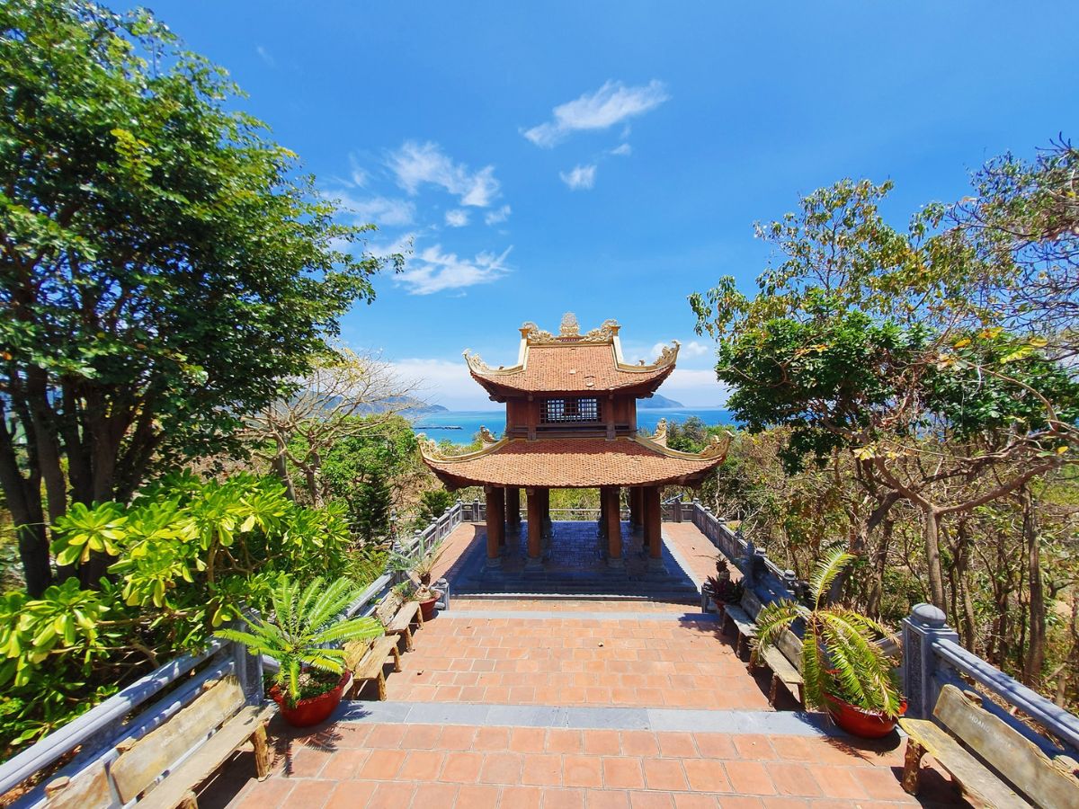 Chùa Núi Một Côn Đảo là điểm đến tâm linh nổi tiếng tại đảo ngọc.