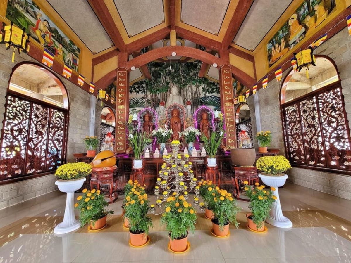Du khách nên chọn trang phục phù hợp để chiêm bái chùa Hang Mai Núi Dinh.
