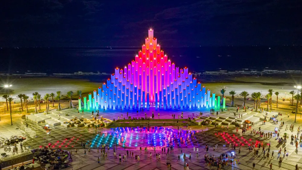 Khung cảnh rực rỡ tại Quảng trường Tam Thắng về đêm