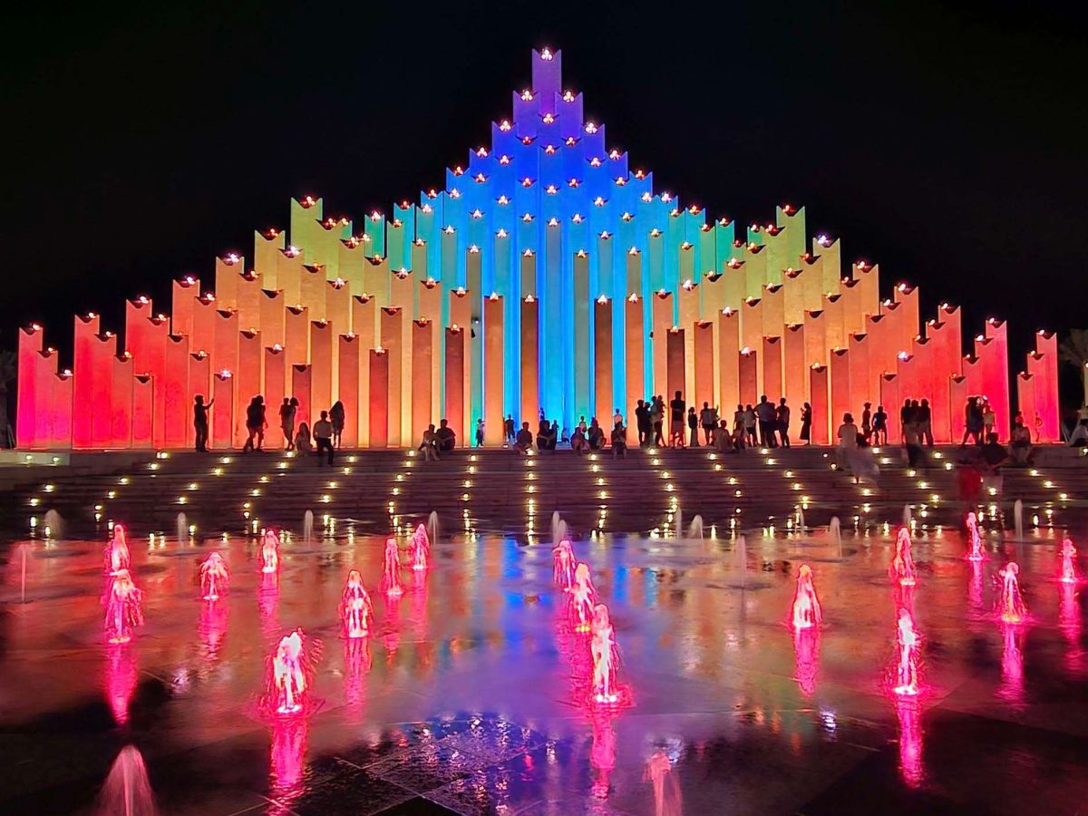 Tháp Tam Thắng lung linh về đêm là điểm check-in không nên bỏ lỡ.