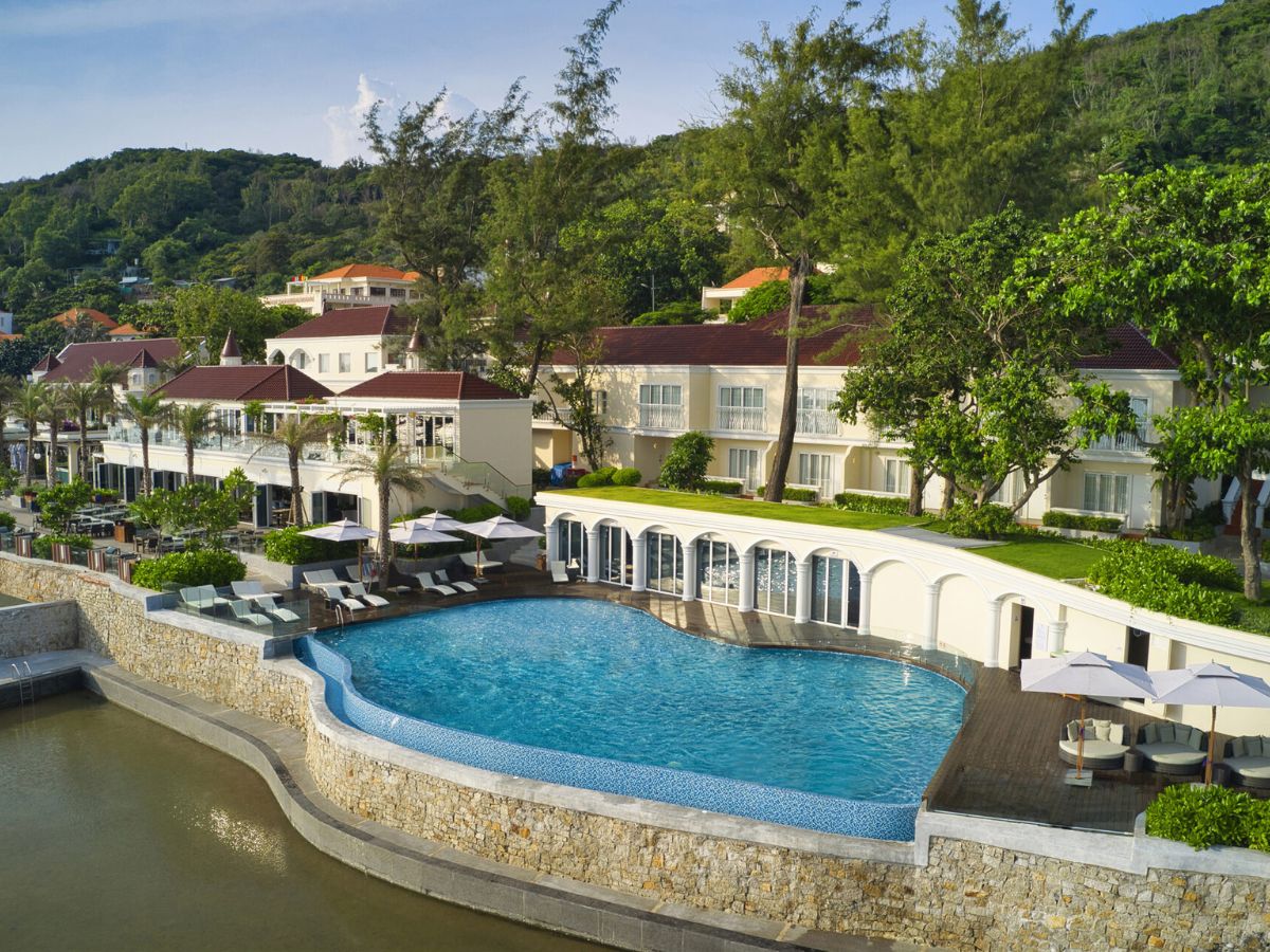 Các khách sạn 4 sao có hồ bơi luôn là tiêu chí được nhiều du khách quan tâm khi lựa chọn lưu trú.