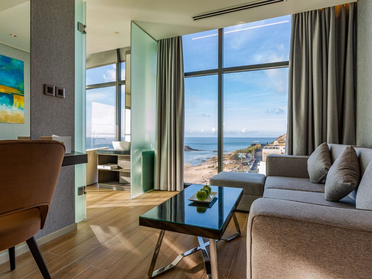 Premier Pearl Hotel có view biển đẹp và phòng ốc tiện nghi, hiện đại.