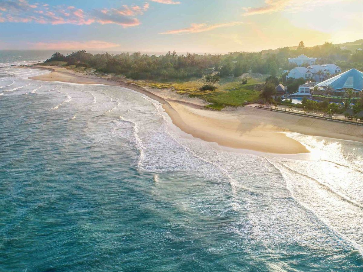 Resort có bãi biển riêng tạo sự thoải mái cho du khách khi lưu trú.