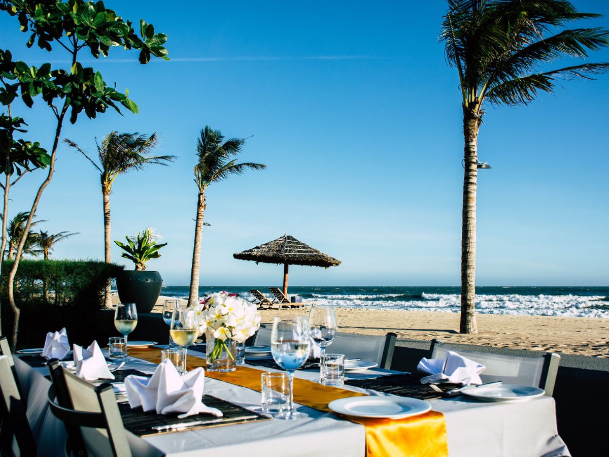 Du khách sẽ có trải nghiệm ẩm thực thú vị tại các bãi biển riêng của resort Vũng Tàu.