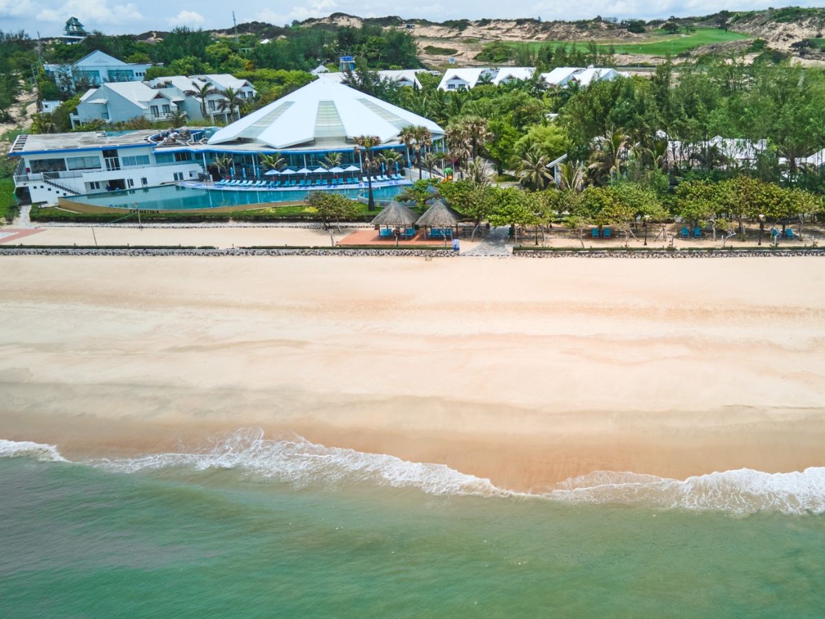 Carmelina Beach Resort có bãi biển riêng đẹp với không khí thoáng đãng.