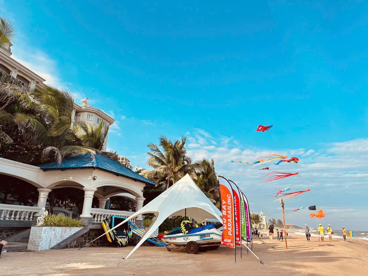 Du khách có thể tham gia trải nghiệm nhiều hoạt động tại resort có bãi biển riêng.