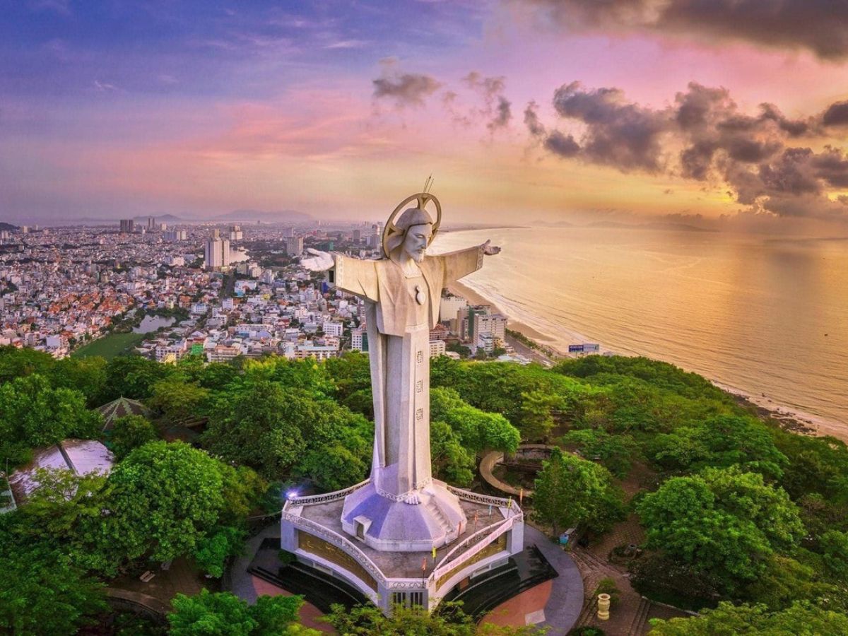 Tượng Chúa Kitô Vua là điểm check-in nổi bật được nhiều tín đồ mê du lịch ghé thăm.