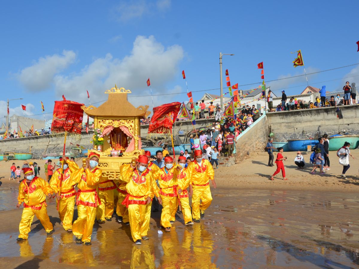 Lễ hội Nghinh Ông hàng năm tại làng chài trăm tuổi.
